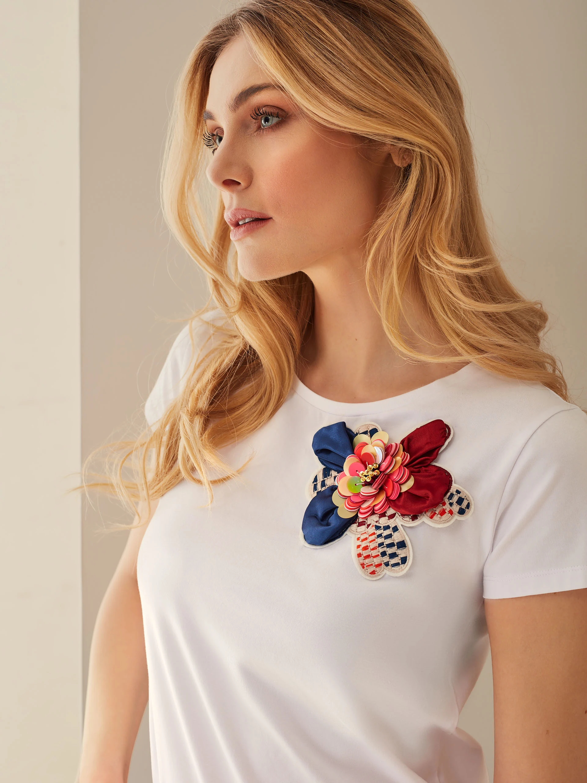 BLOUSE WITH THREE-DIMENSIONAL APPLIQUÉ