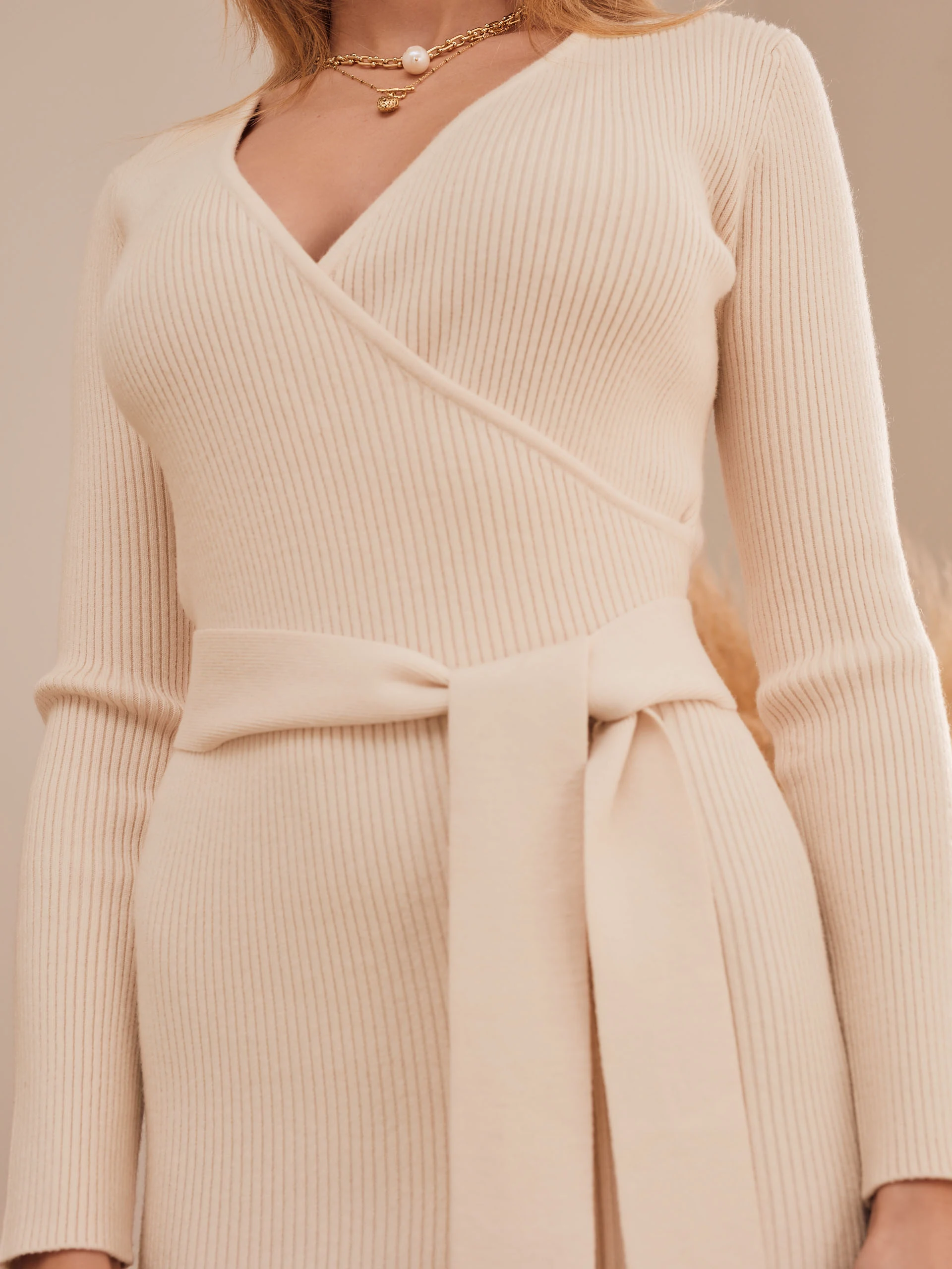 BEIGE KNITTED DRESS WITH BINDING