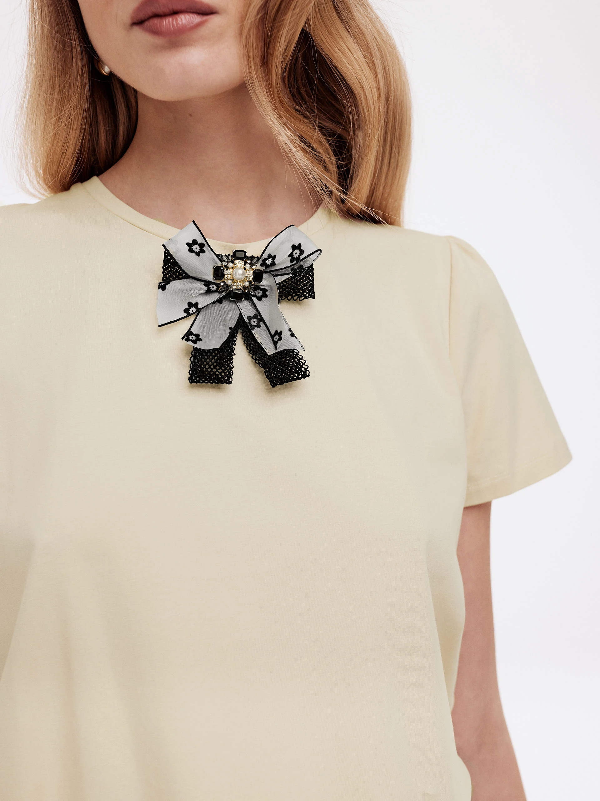 Blouse with bow and short sleeves