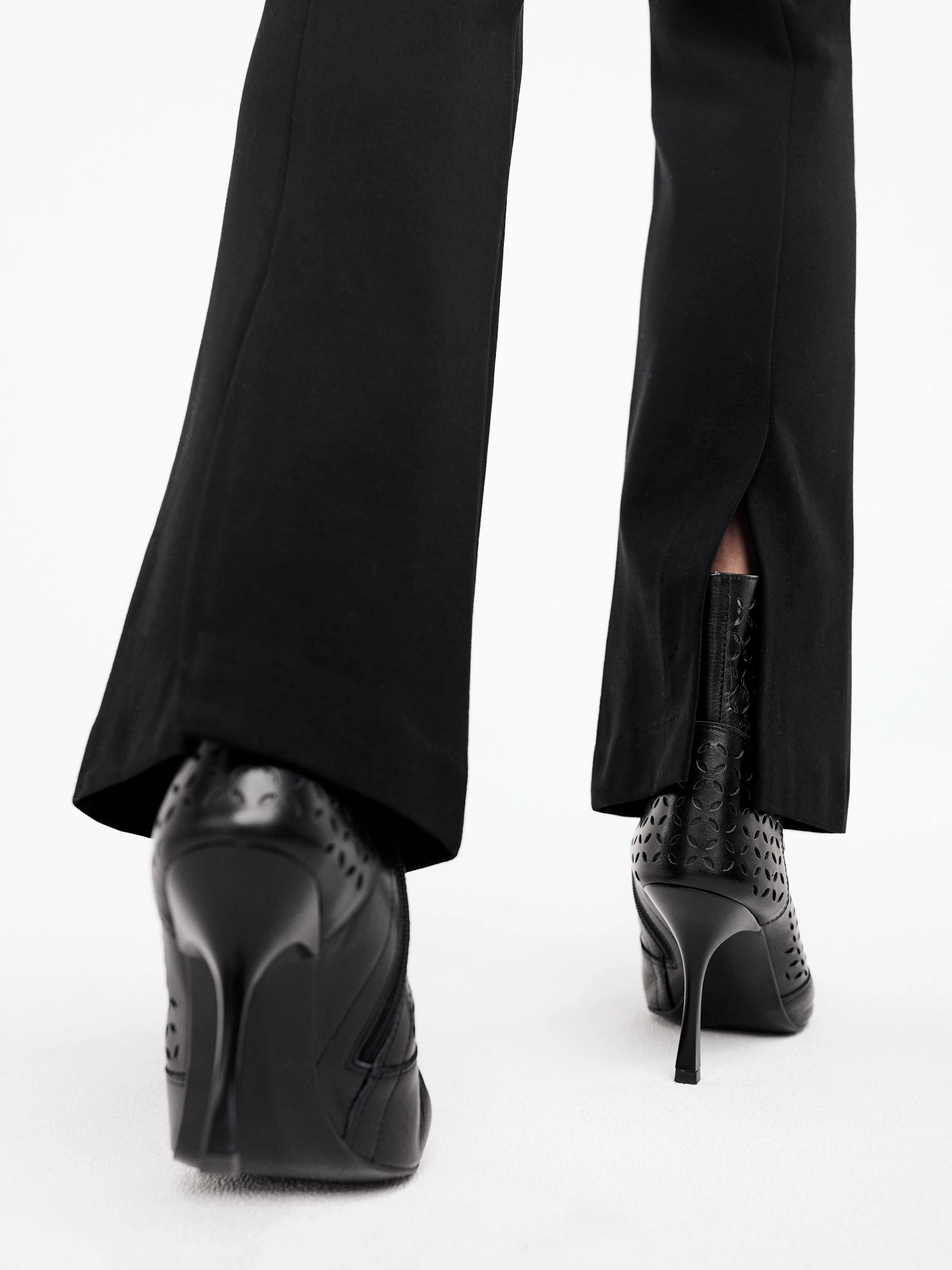 Czarne spodnie z rozszerzanymi nogawkami
