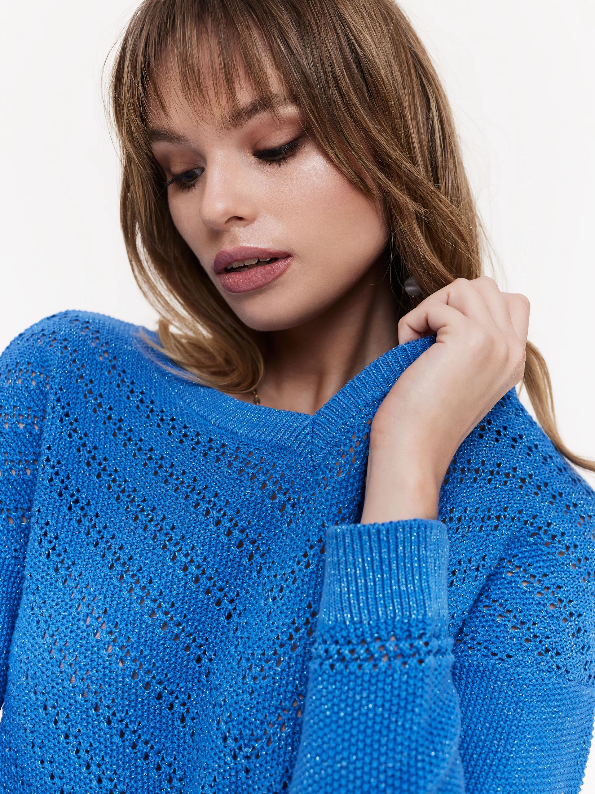 Niebieski sweter z połyskującą nicią