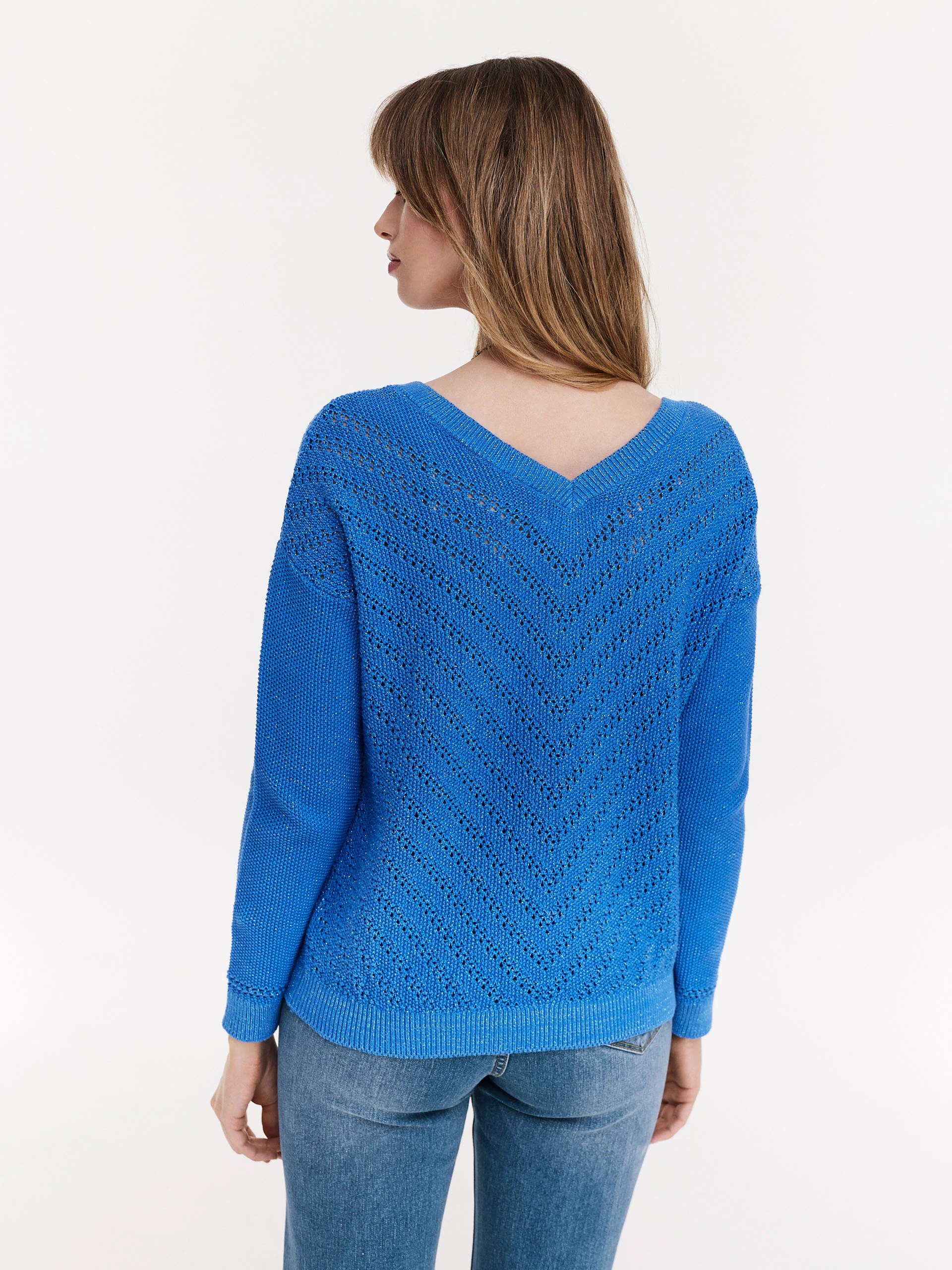 Niebieski sweter z połyskującą nicią