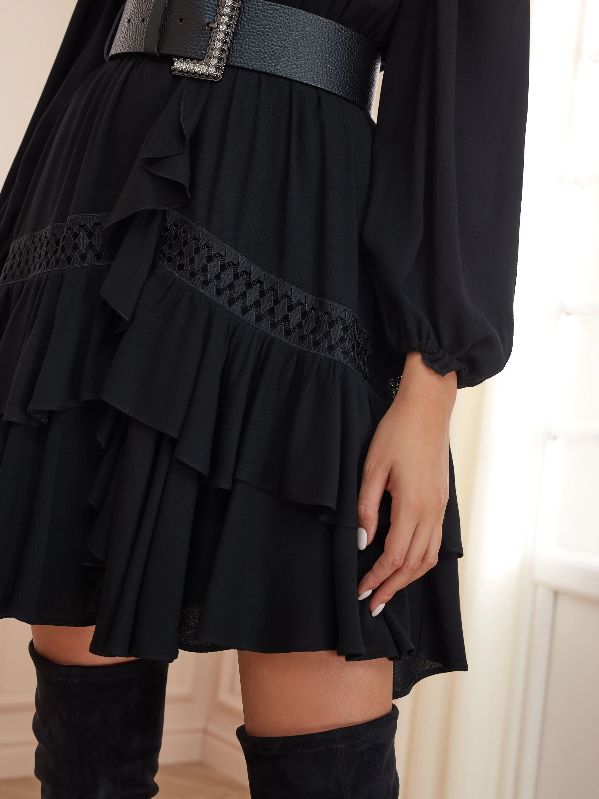 FASHIONABLE DRESS WITH FRILL