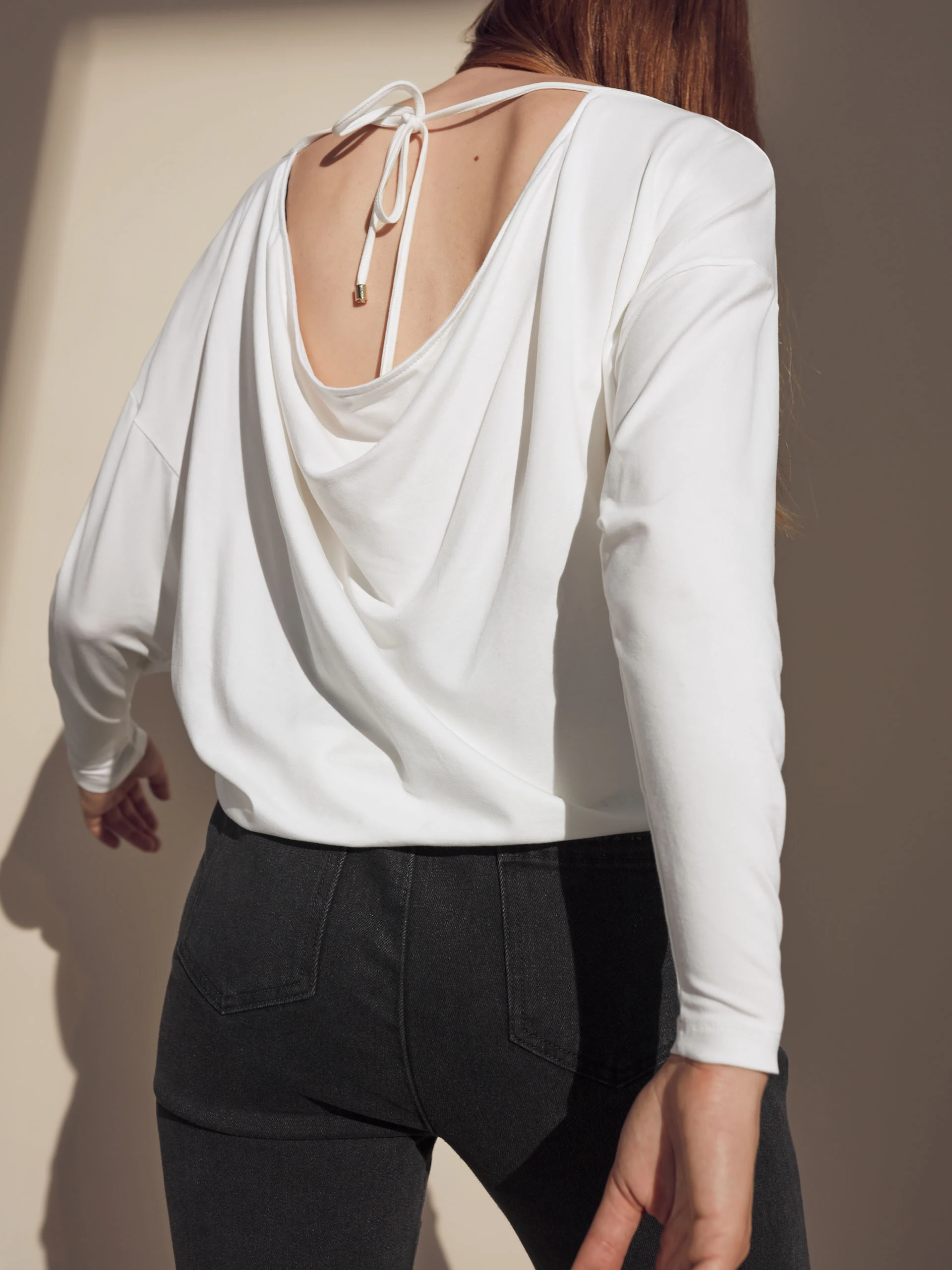 Blouse with cut-out at the back in white