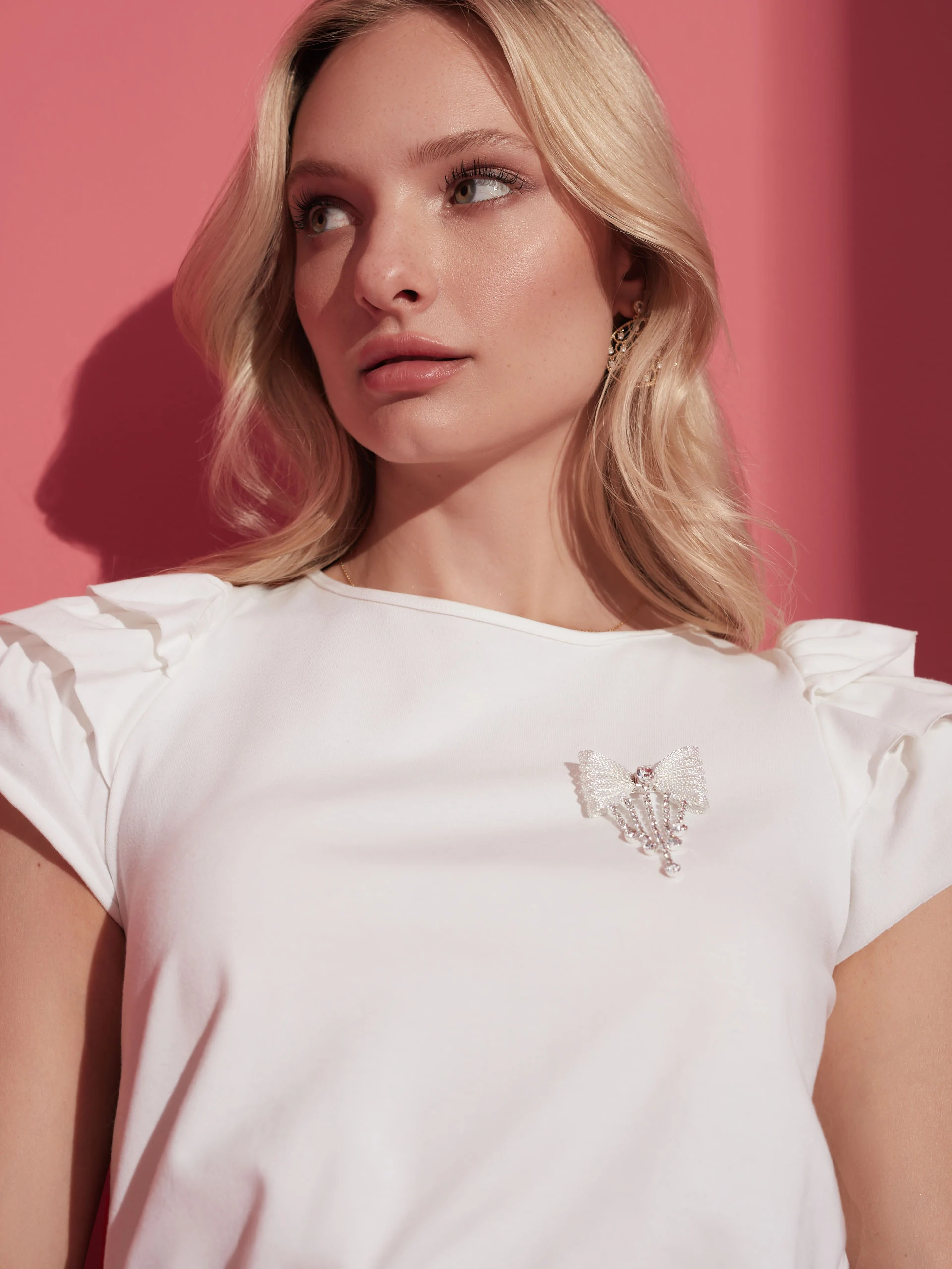WHITE BLOUSE WITH BROOCH