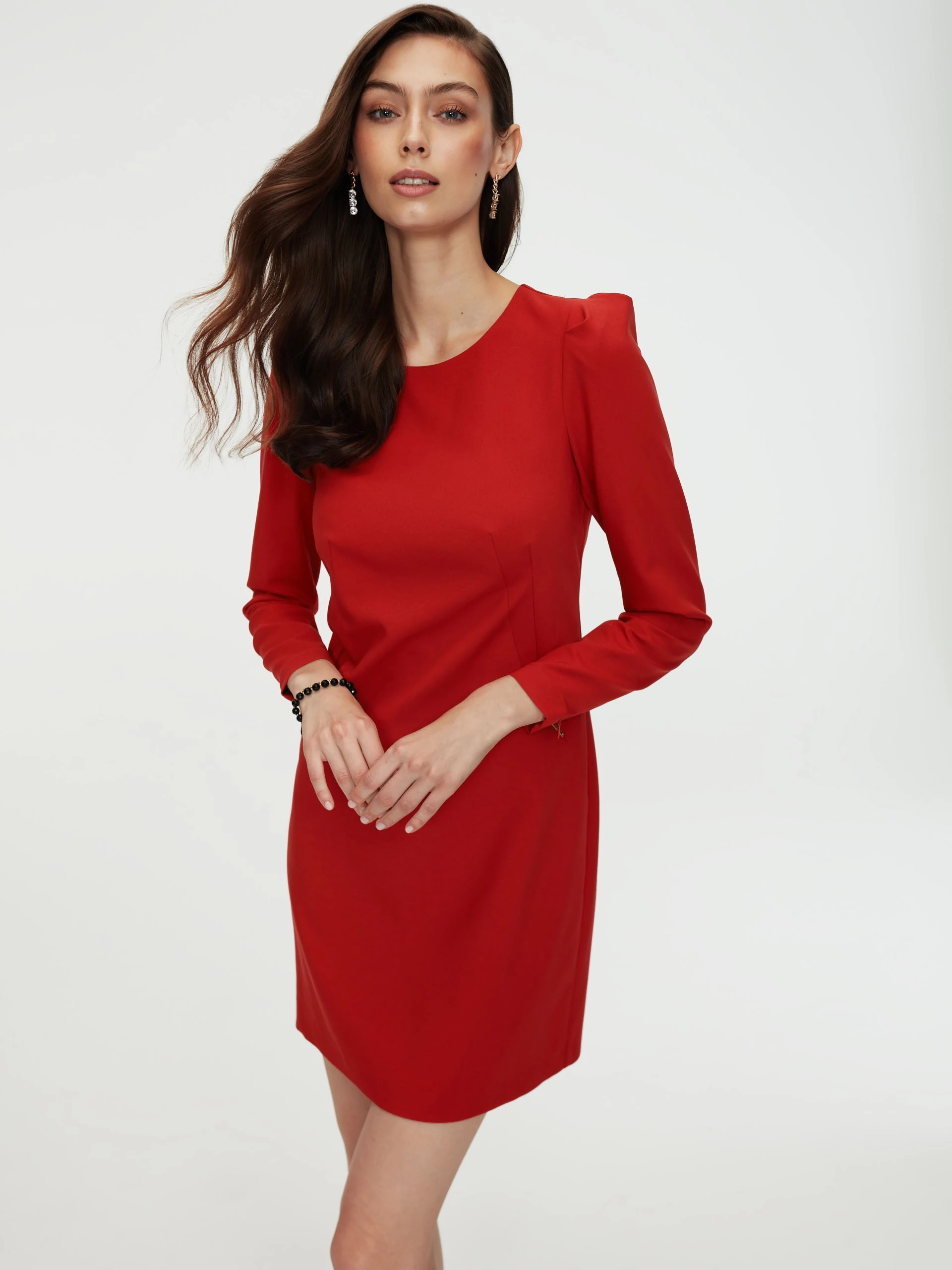 Czerwona sukienka o prostym kroju