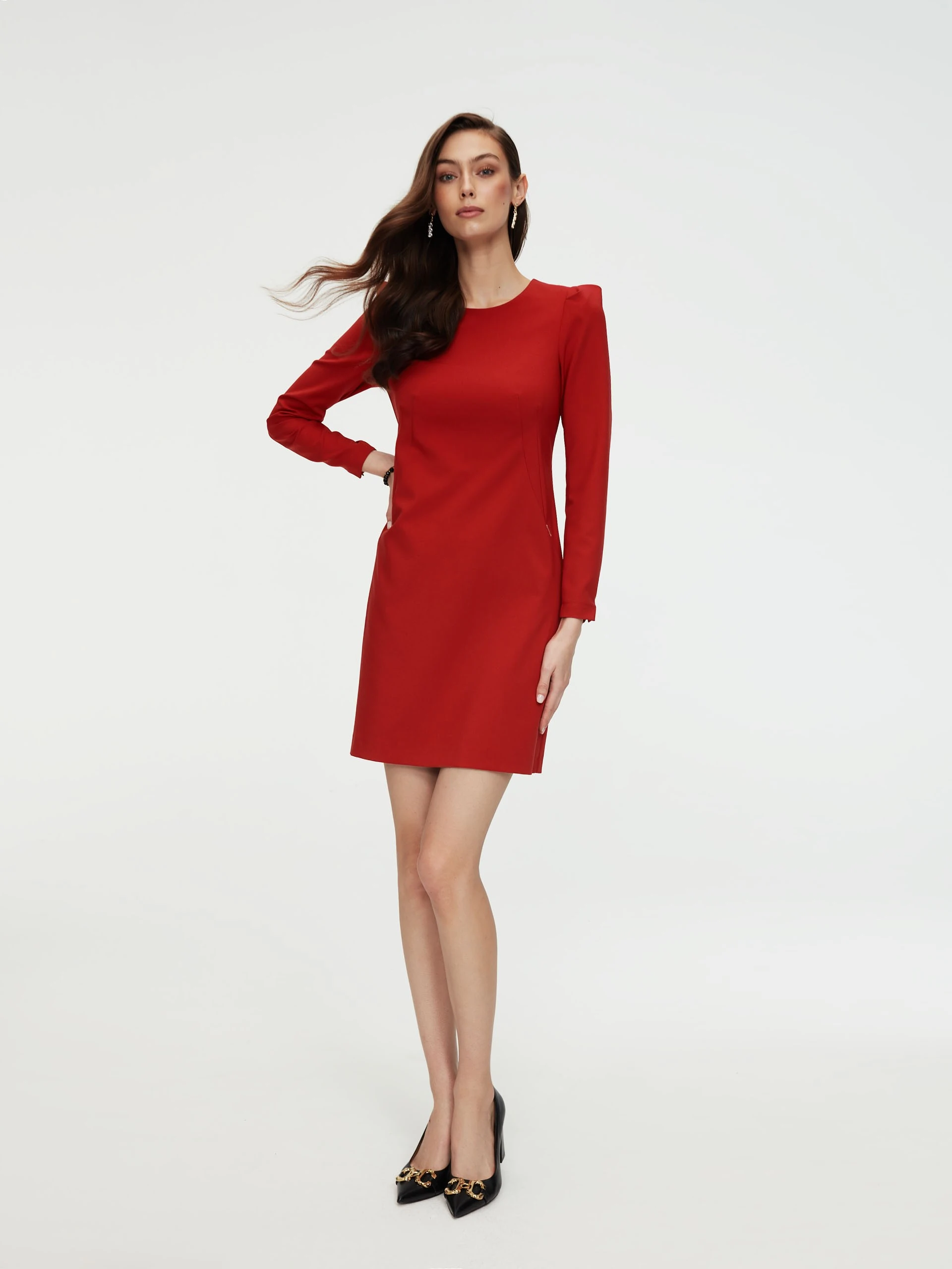 Czerwona sukienka o prostym kroju