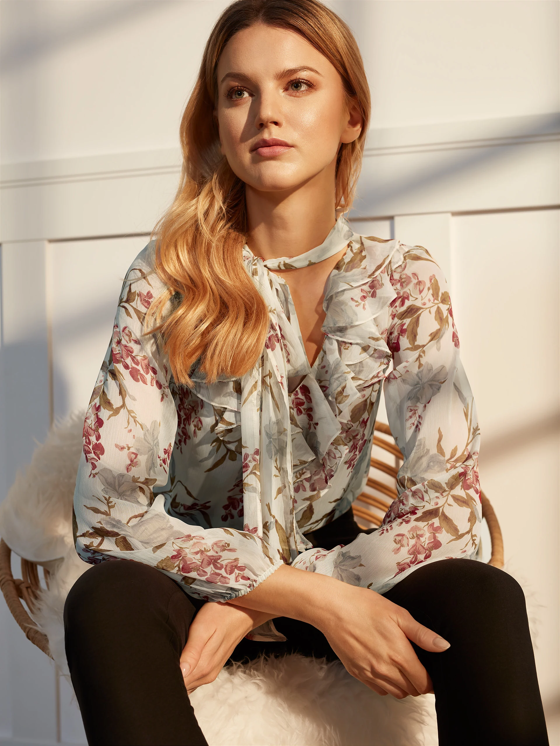 DELICATE BLOUSE WITH FLORAL PATTERN