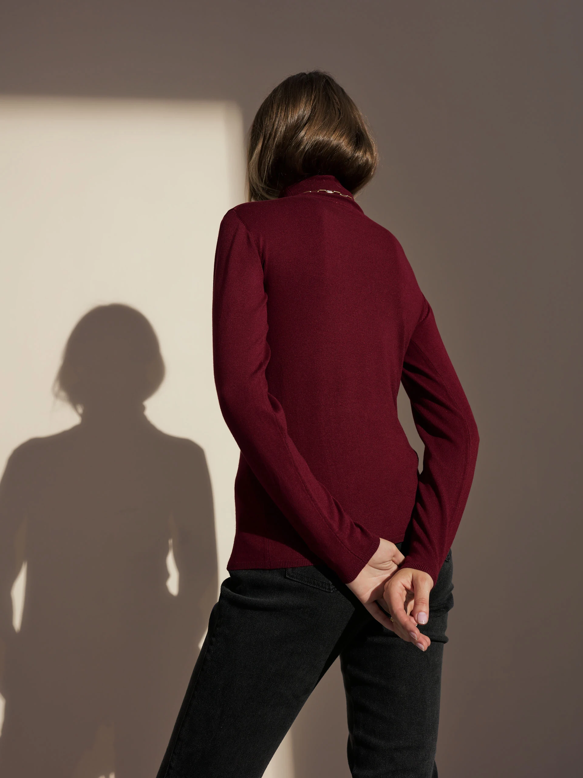 MAROON FITTED TURTLENECK