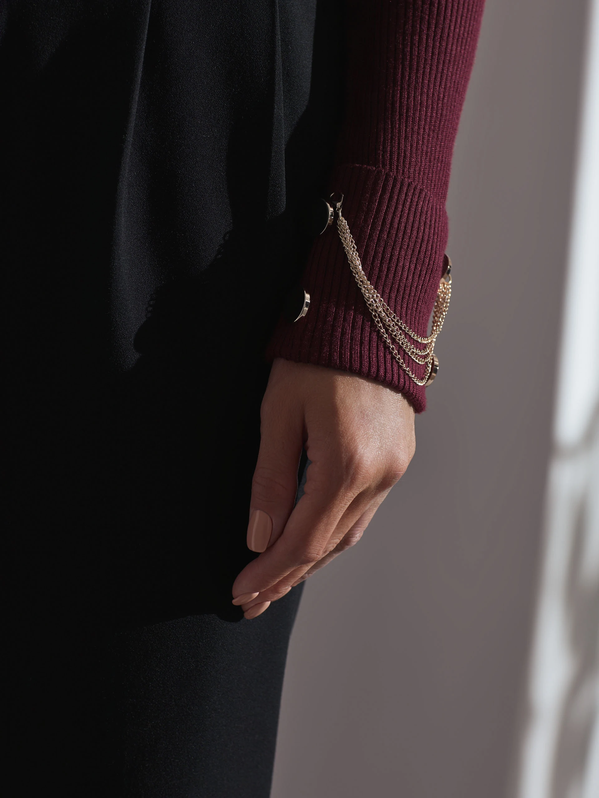BURGUNDY TURTLENECK WITH CHAINS ON THE SLEEVES