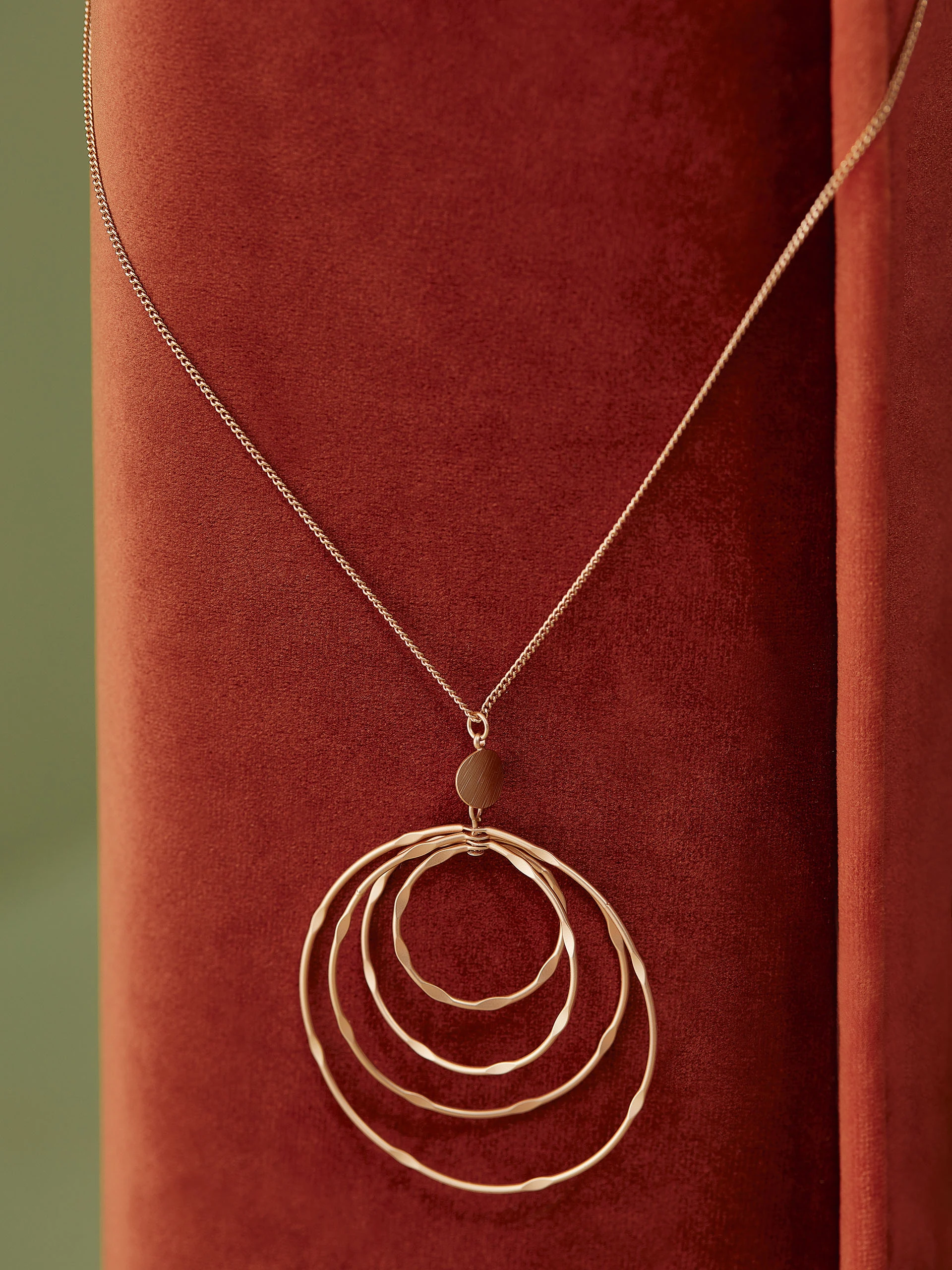 GOLD PLATED NECKLACE WITH A CIRCLE