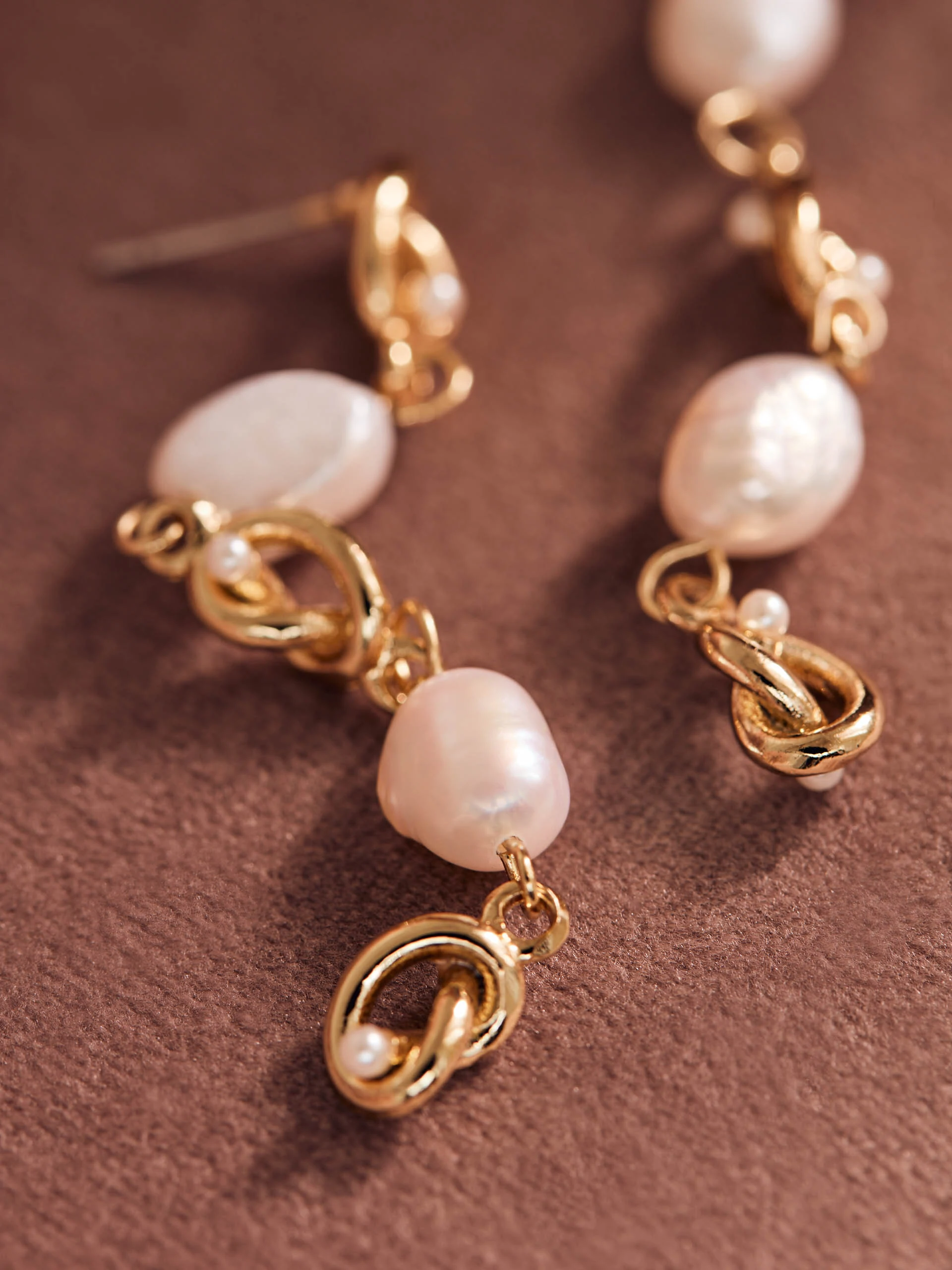 GOLD-PLATED EARRINGS WITH PEARLS
