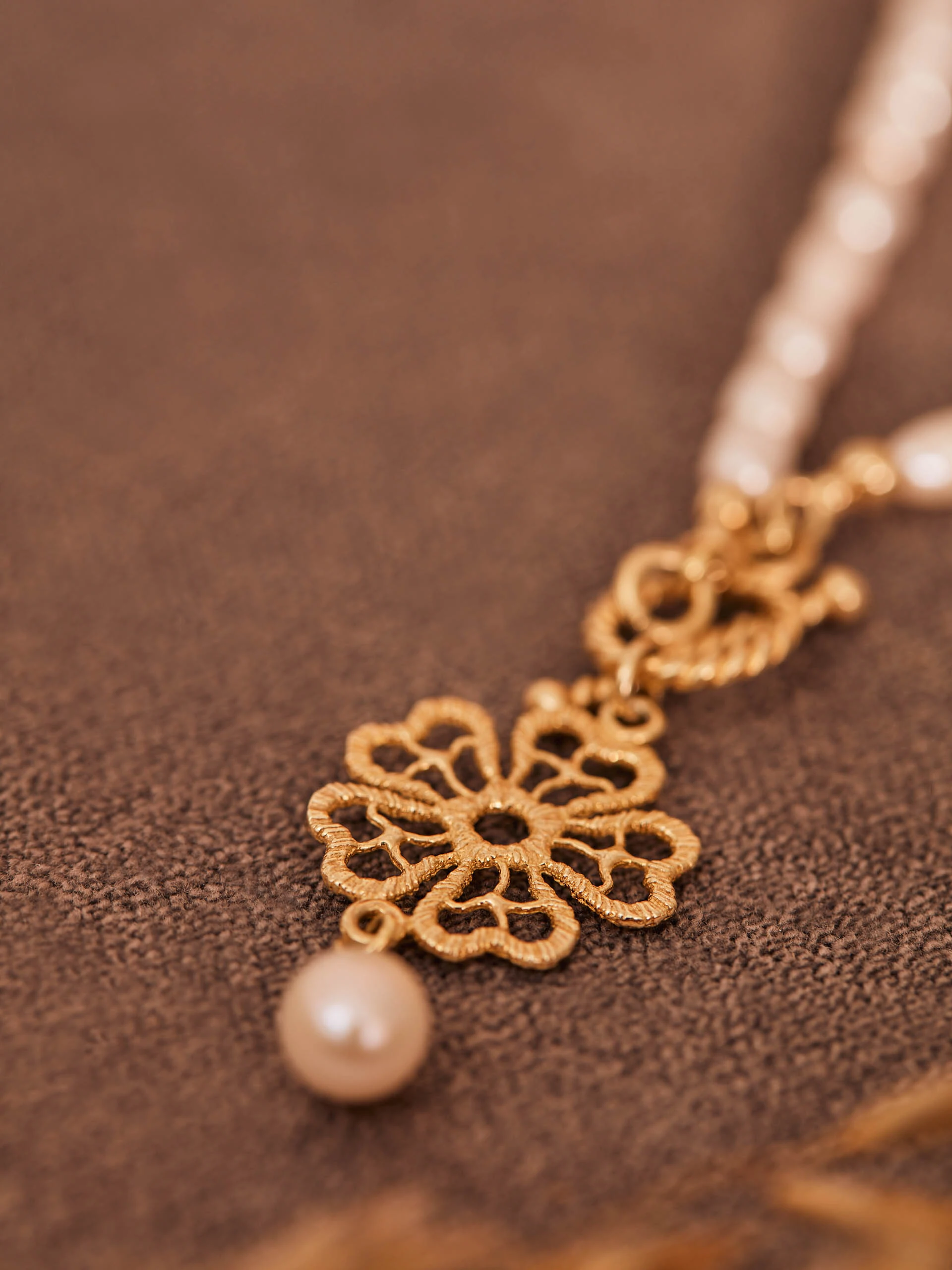 PEARL NECKLACE WITH OPENWORK FLOWER