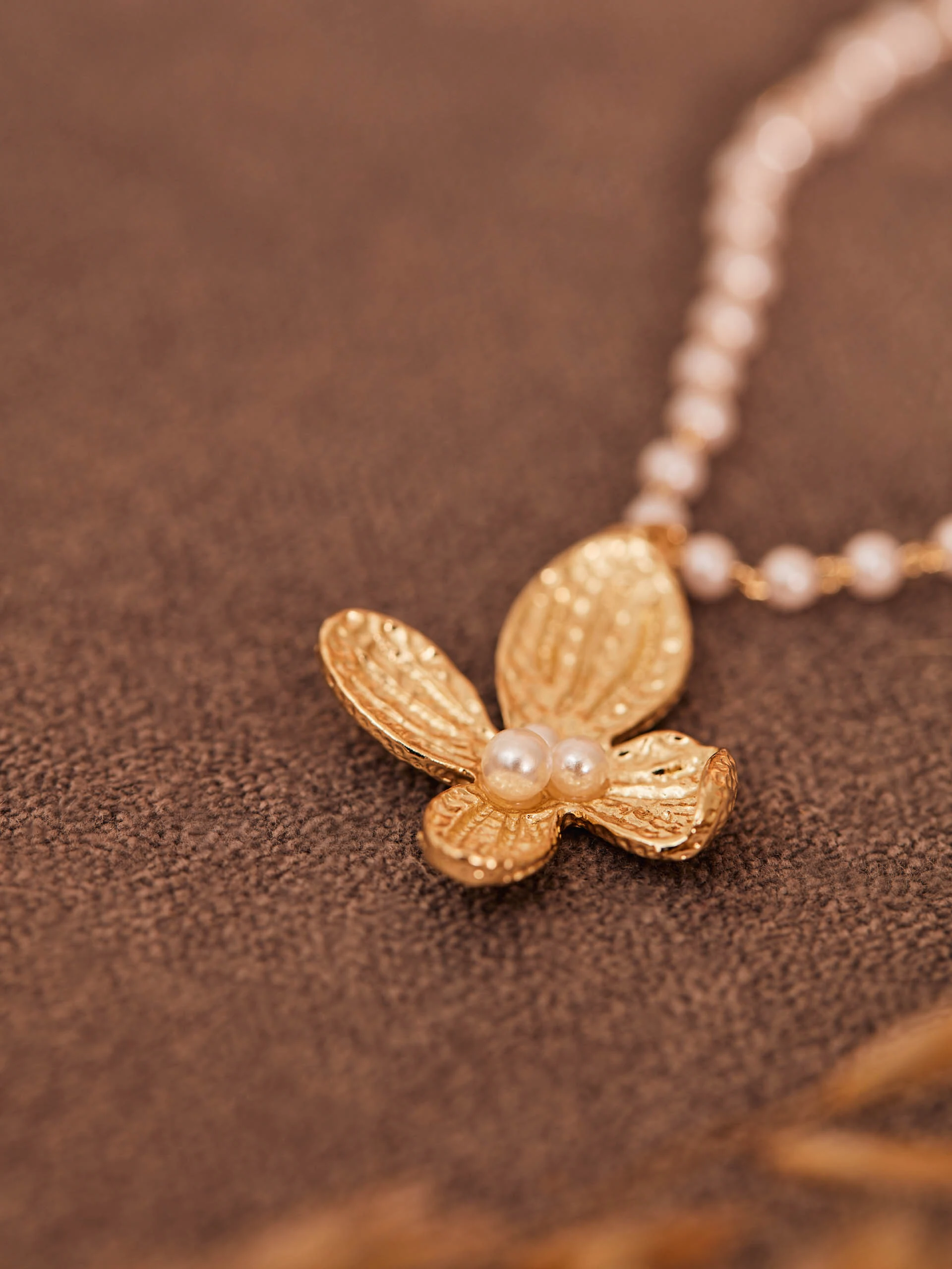 NECKLACE DECORATED WITH A FLOWER