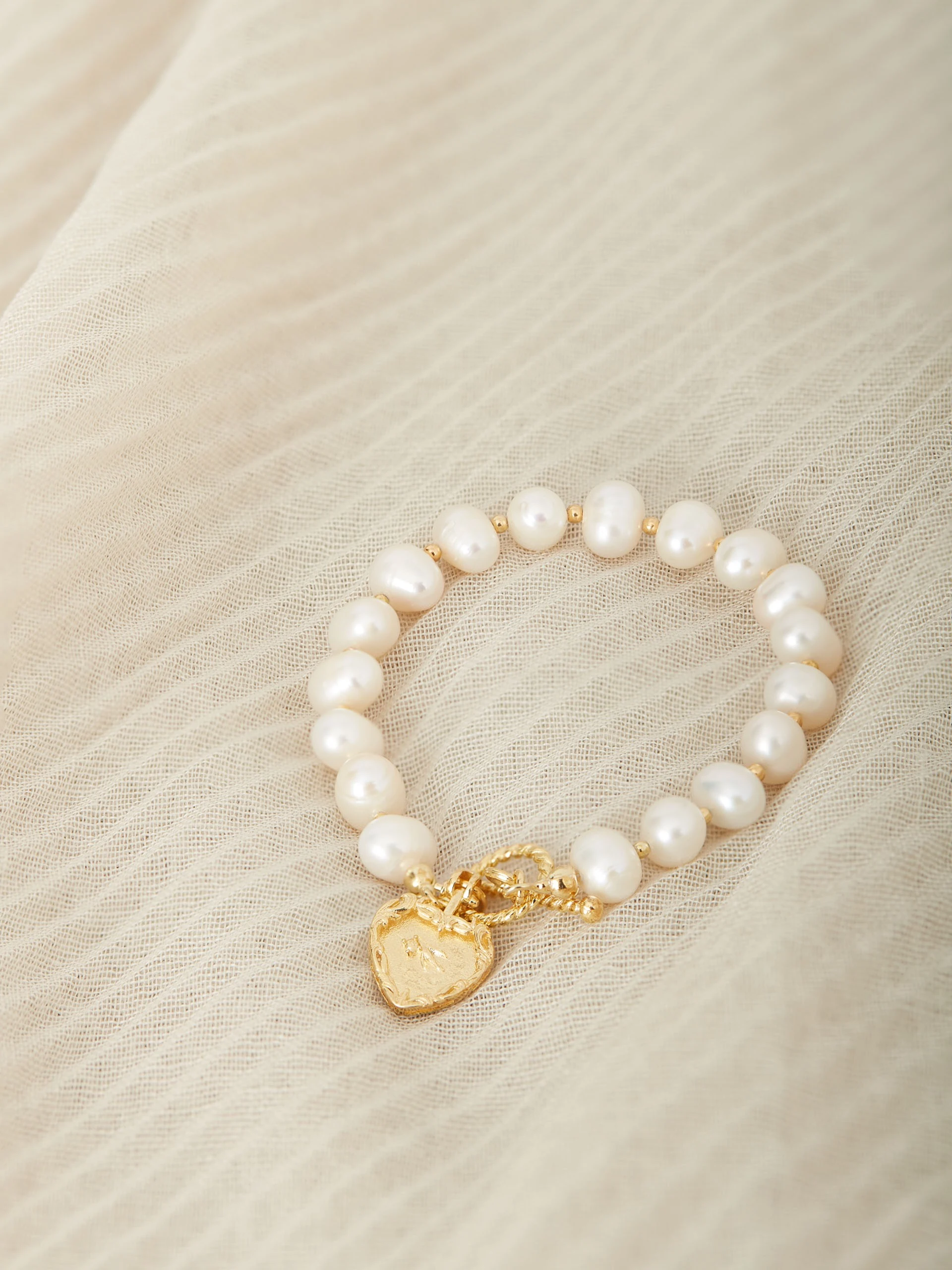 PEARL BRACELET WITH HEART-SHAPED CHARM