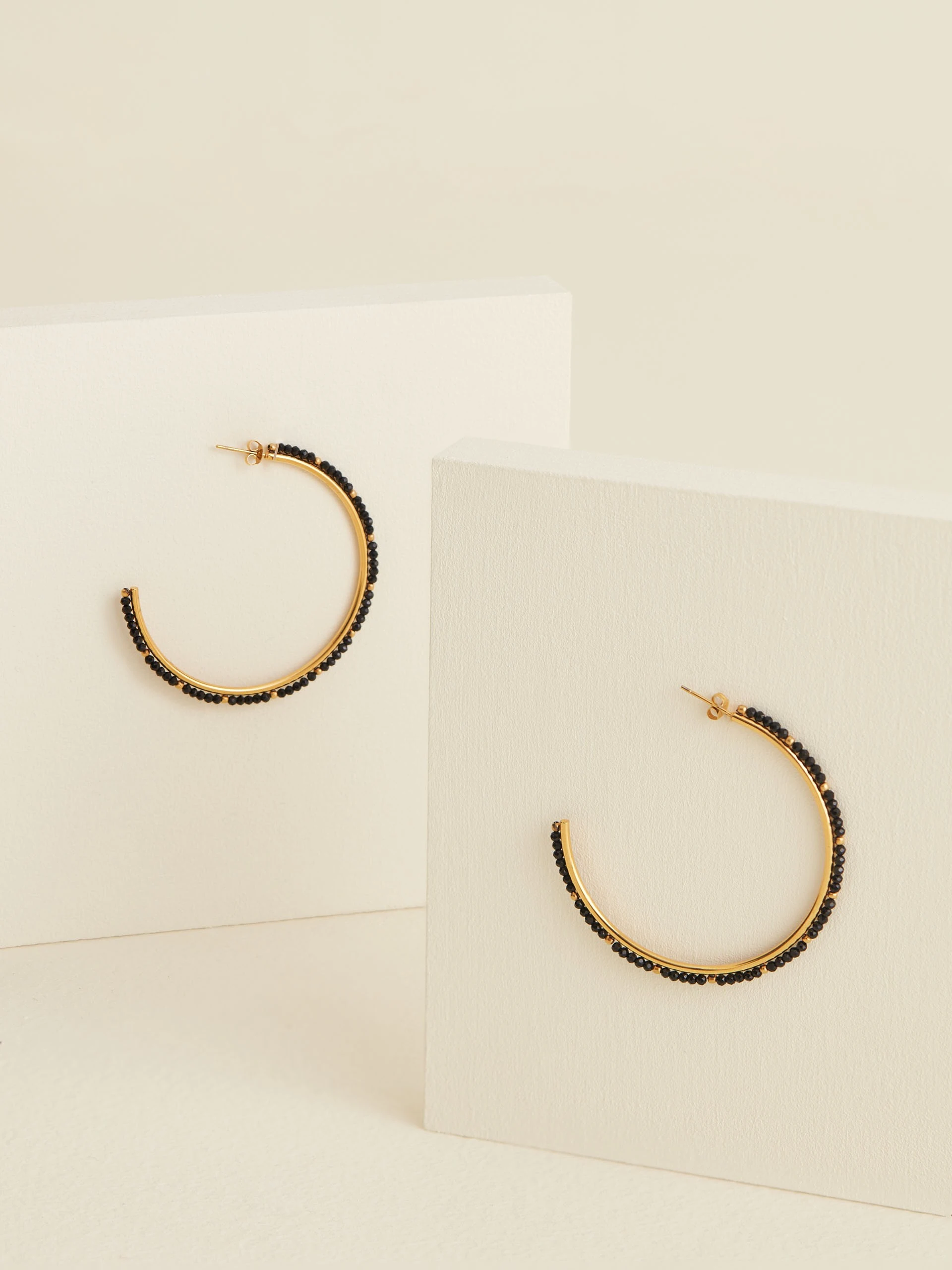GOLD EARRINGS WITH BLACK CRYSTALS