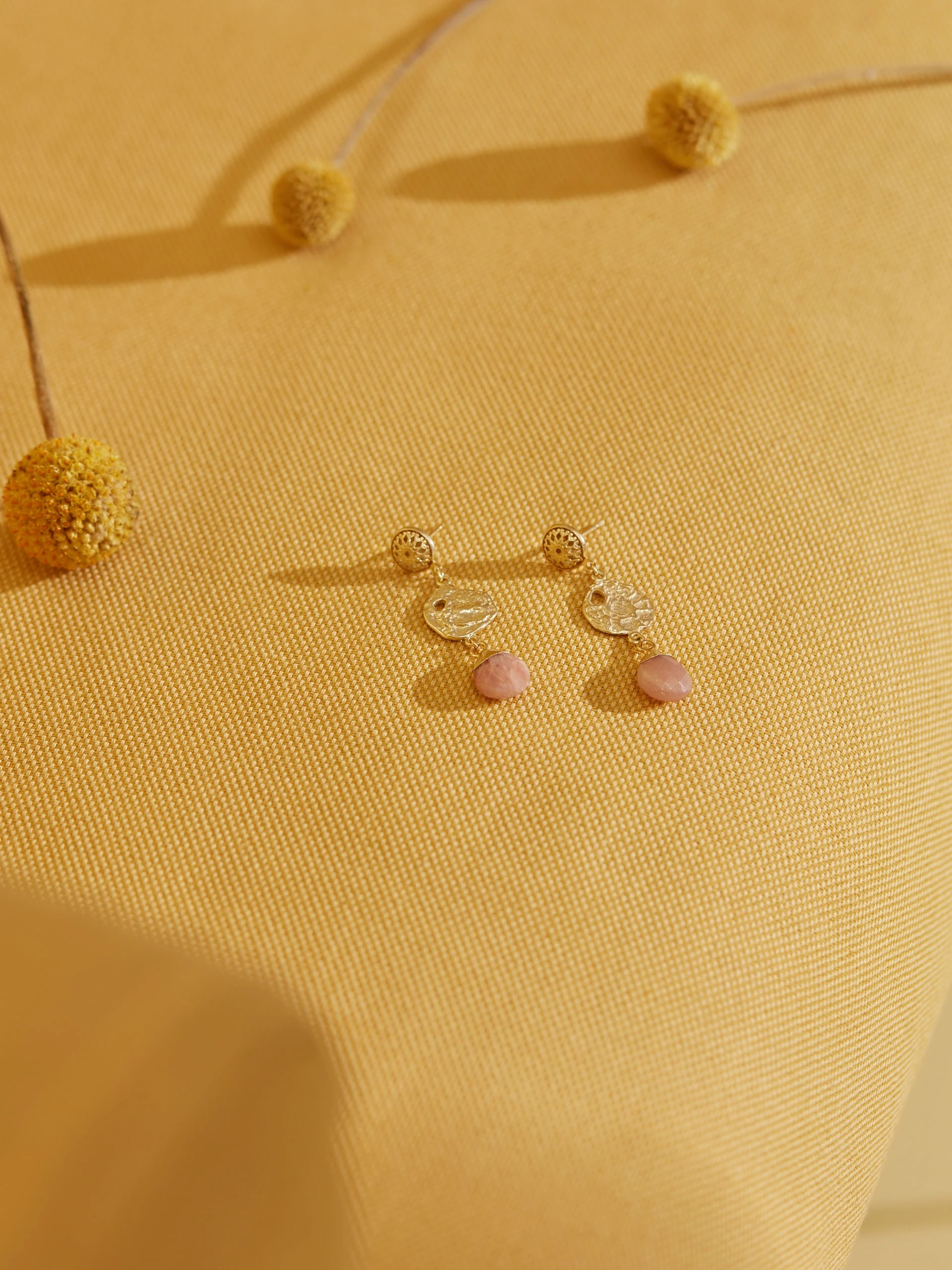 EARRINGS WITH PINK STONES