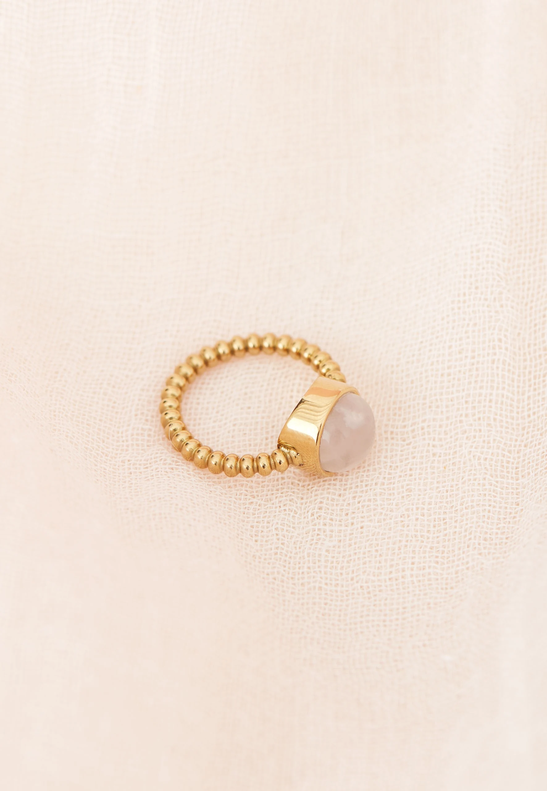 RING WITH BEIGE STONE