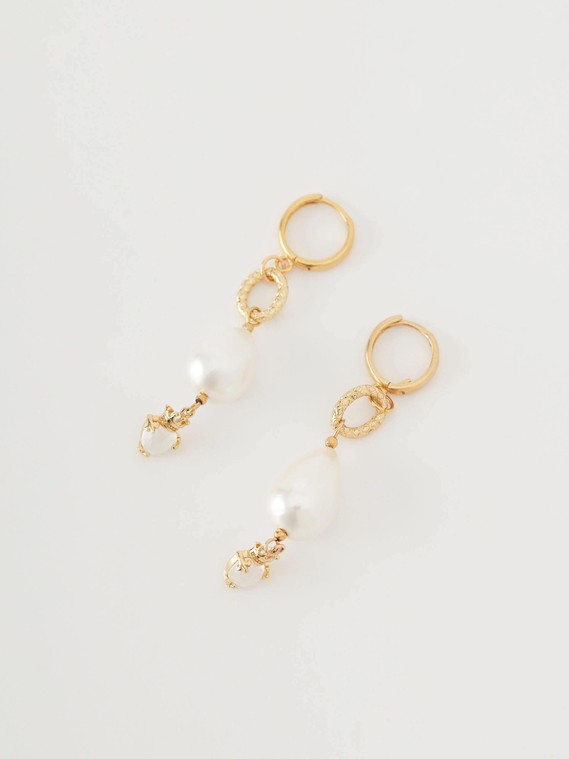 Długie kolczyki z naturalnymi perłami