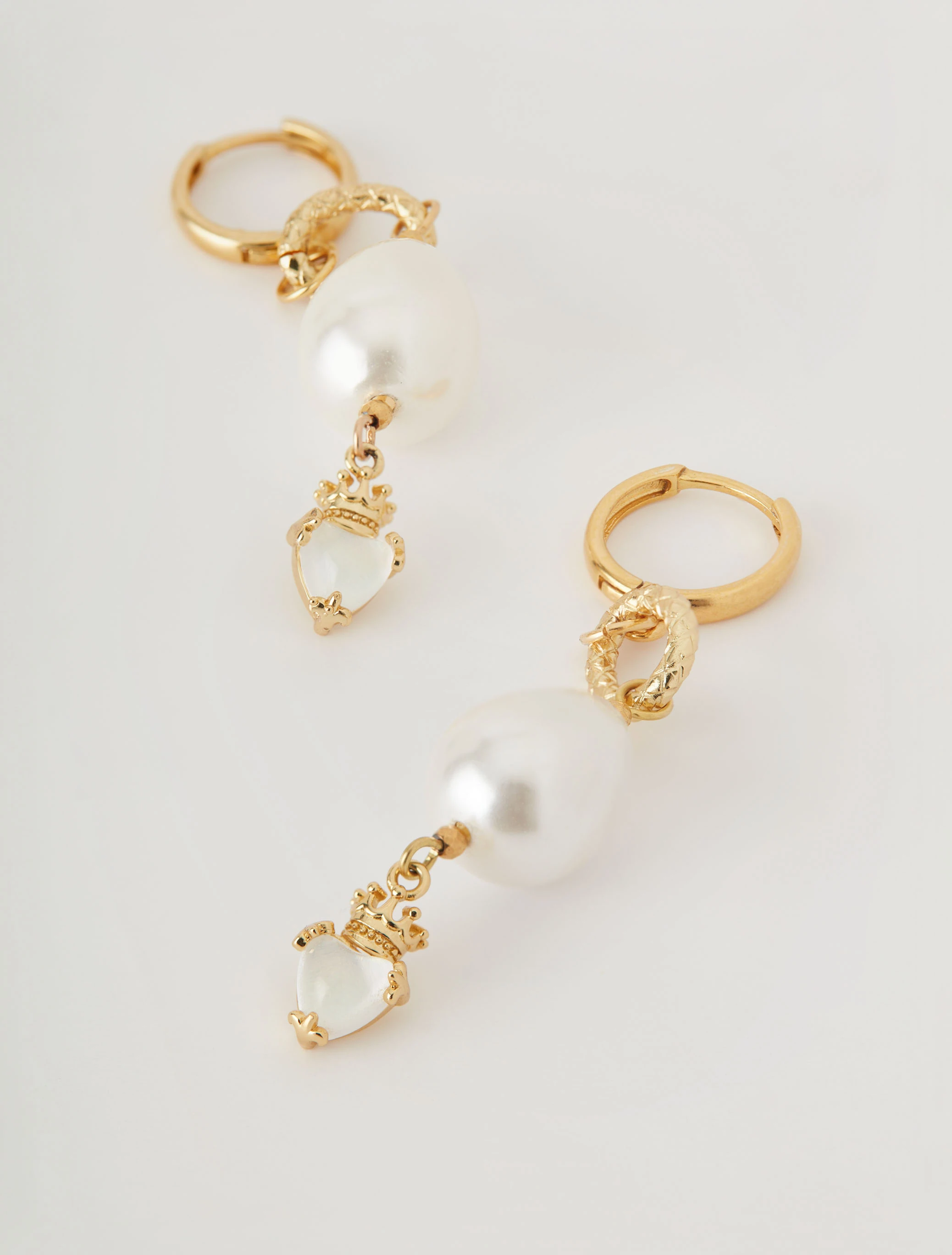Long earrings with natural pearls