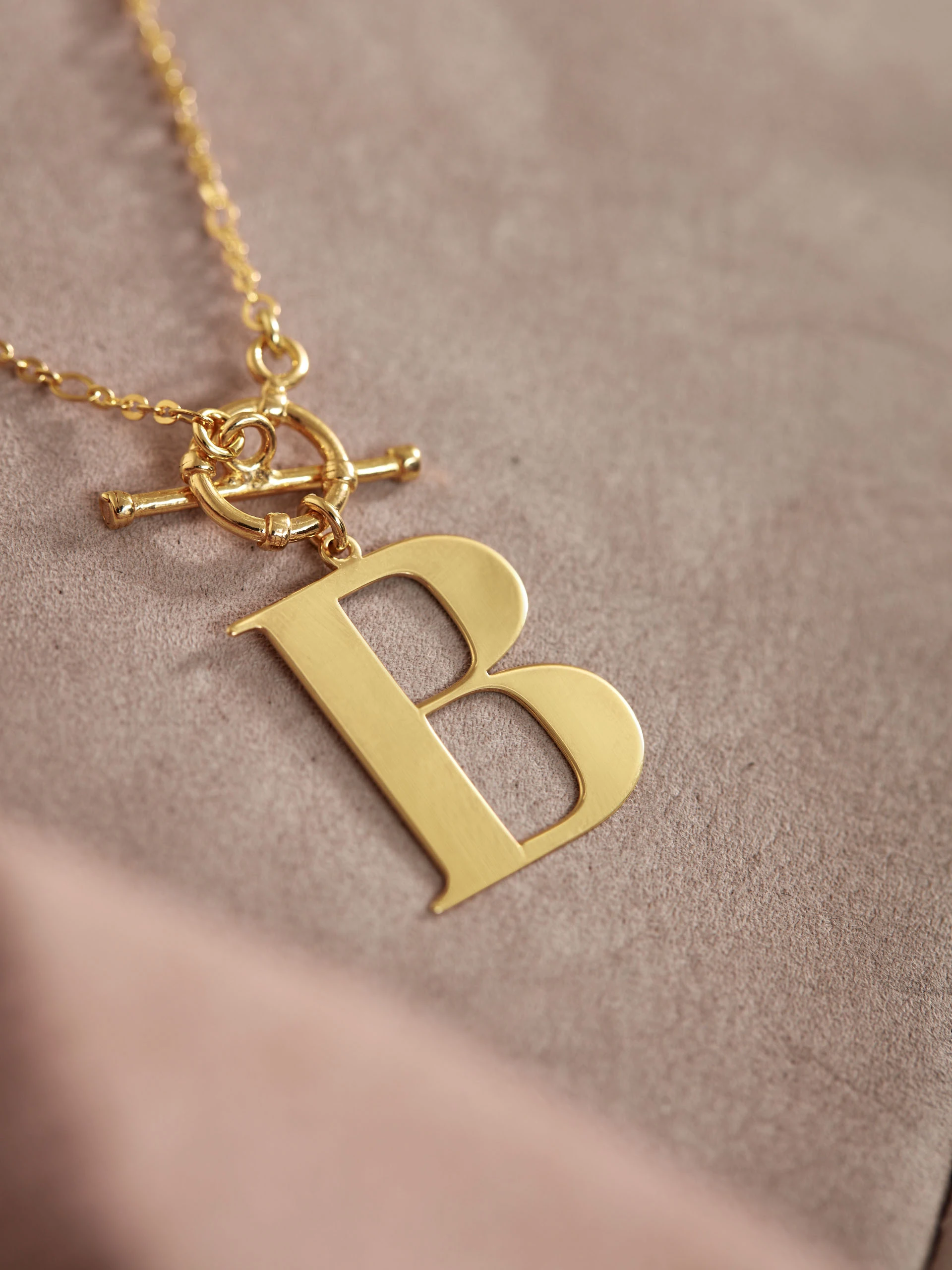 DELICATE CHAIN WITH LETTER B