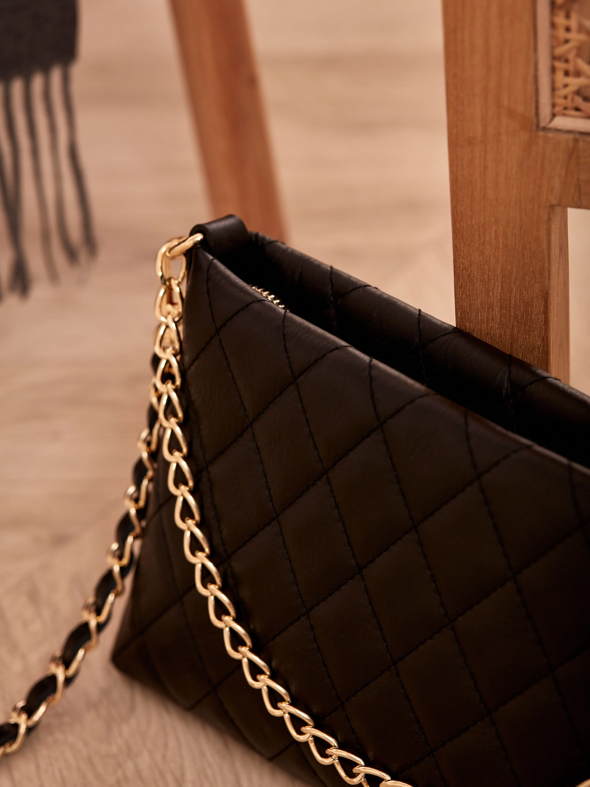 QUILTED LEATHER HANDBAG WITH CHAIN