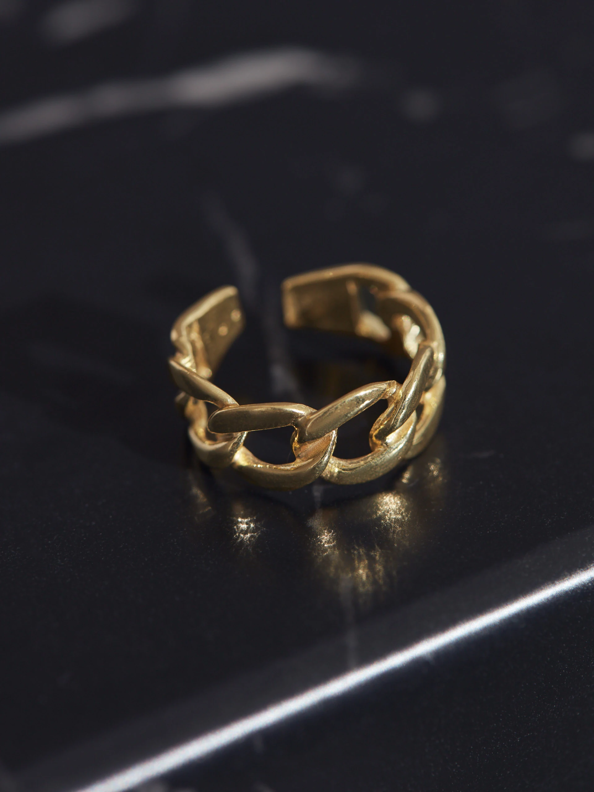 RING WITH CHAIN MOTIF