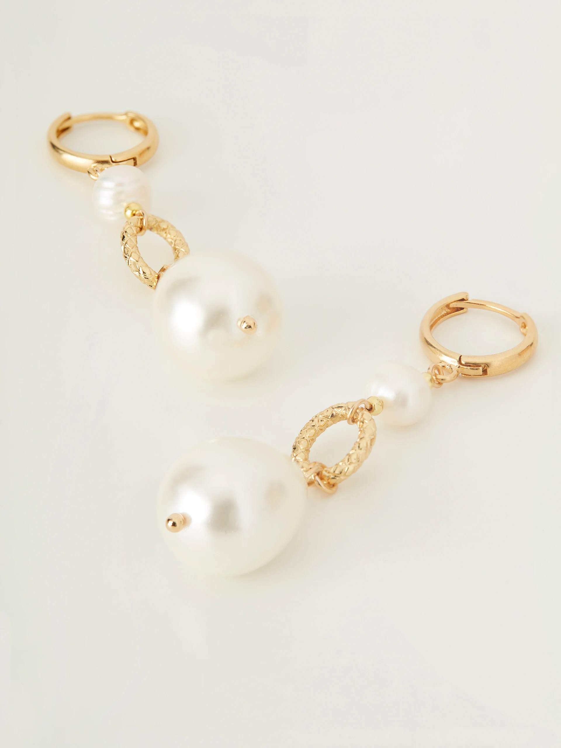 Długie kolczyki z perłami