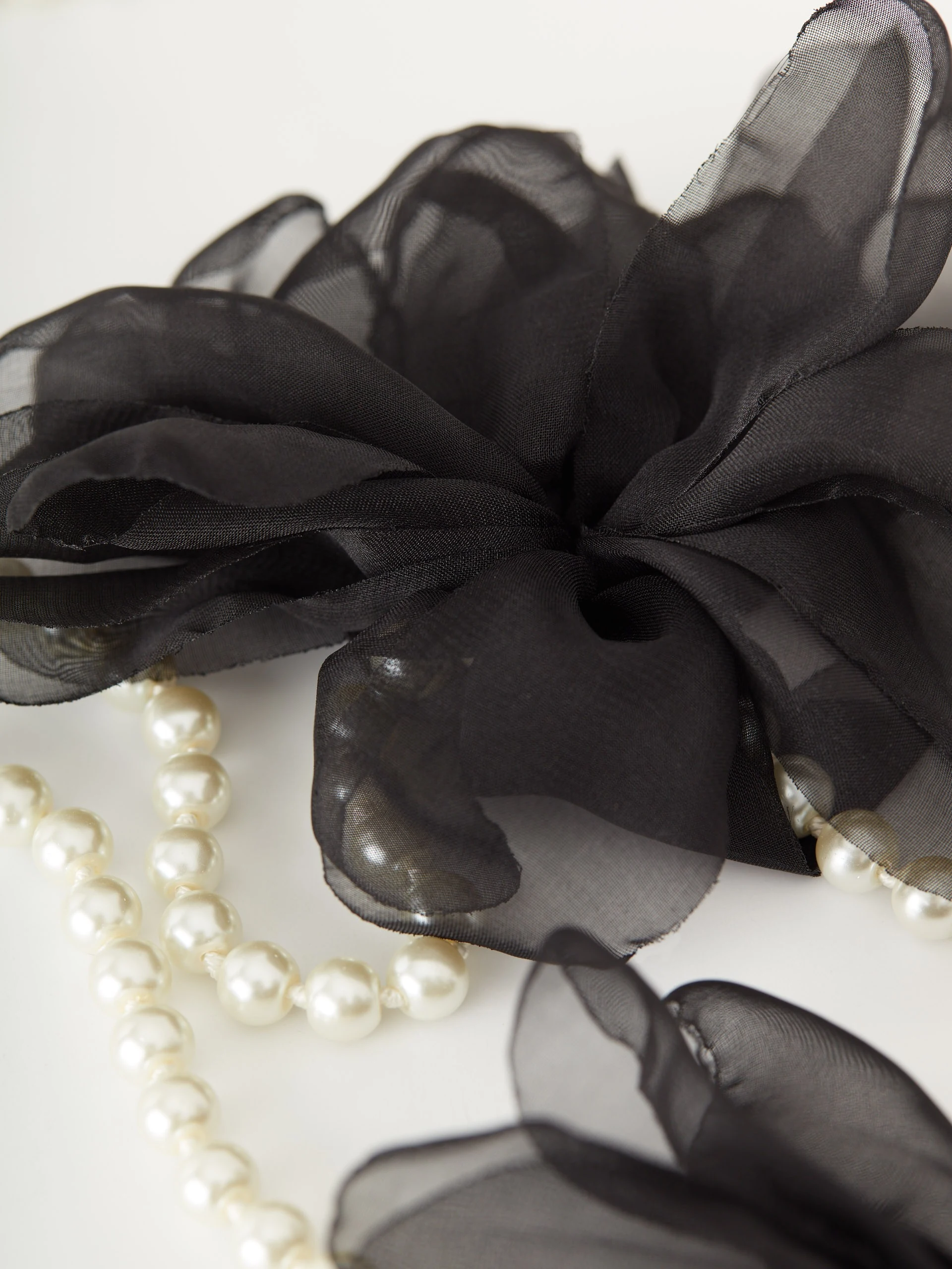 Pearl necklace with decorative flowers