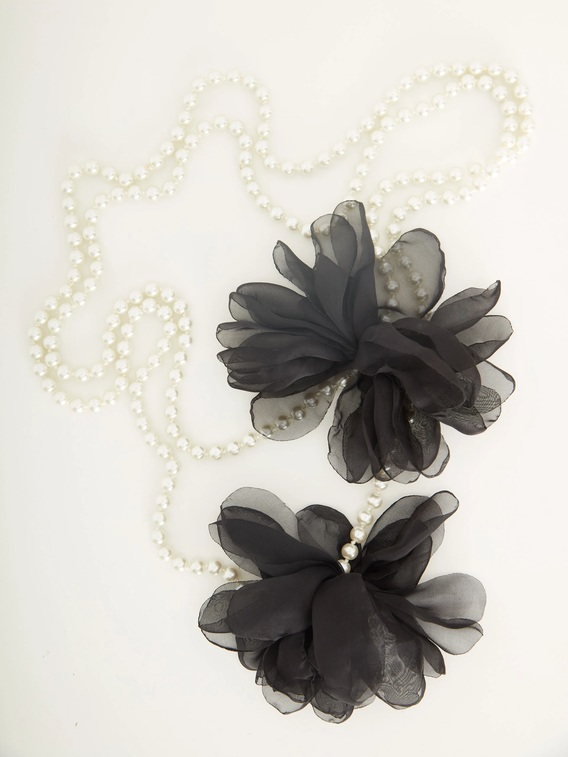 Pearl necklace with decorative flowers