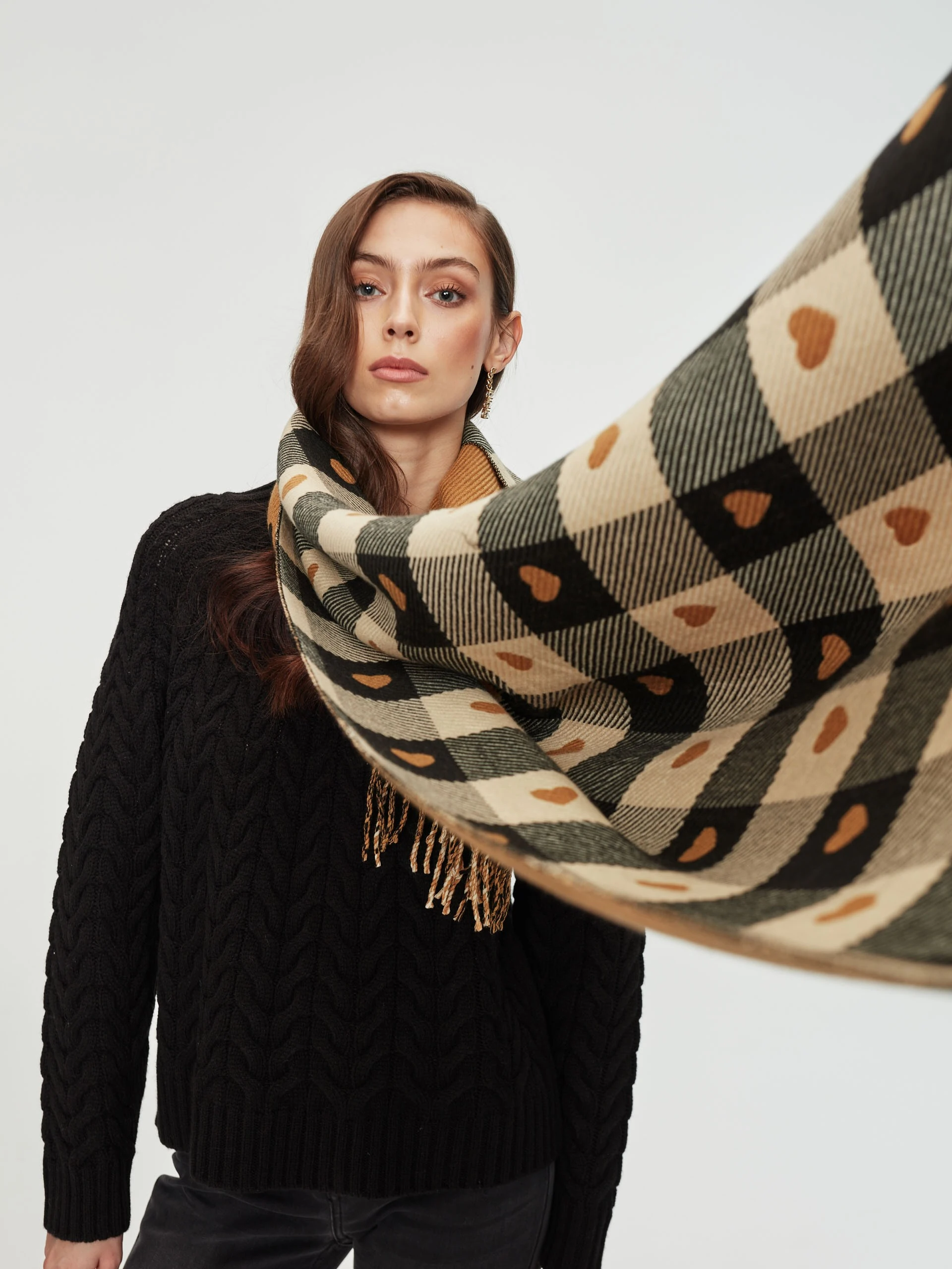 Large scarf in beige and black color