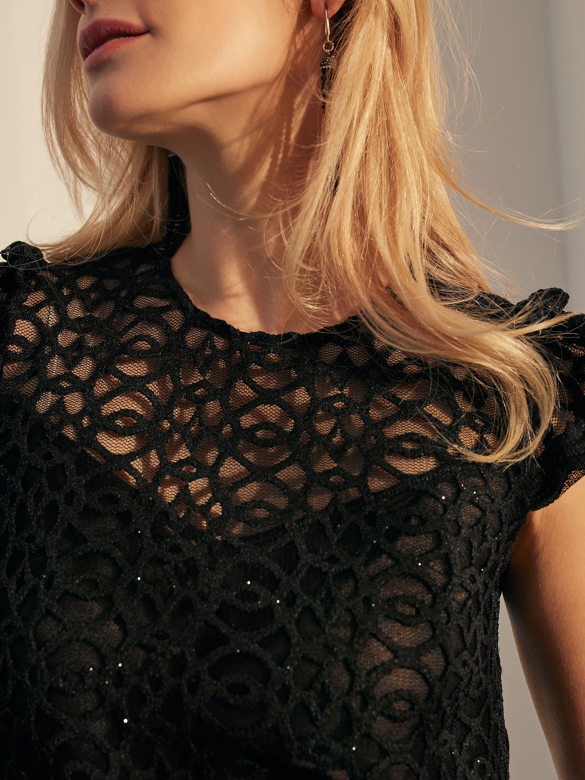 FITTED BLOUSE WITH SHINY LACE