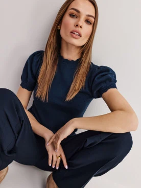 Navy blue sweater with short sleeves with buffets