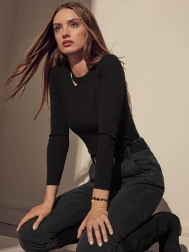 CZARNY DOPASOWANY SWETER