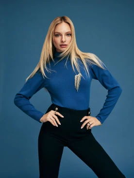 Niebieski sweter z golfem