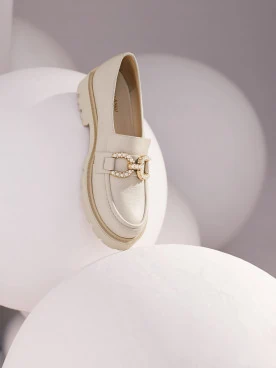 Beige moccasins with a pearl element