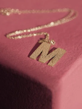DELICATE CHAIN WITH THE LETTER