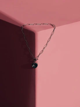 CHAIN NECKLACE WITH HEART PENDANT
