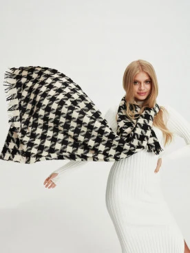 Black and white peplite scarf