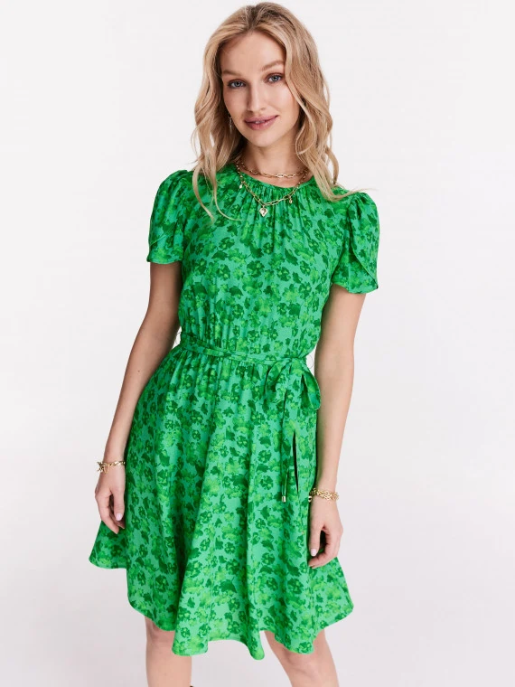 Zielona krótka sukienka z wiskozy w liście