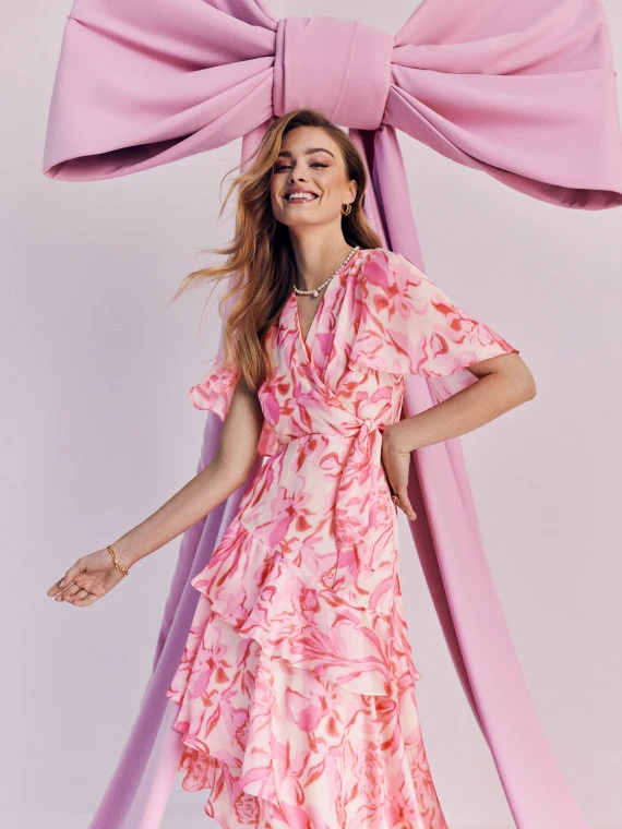 Różowa sukienka z kwiatowymi wzorami