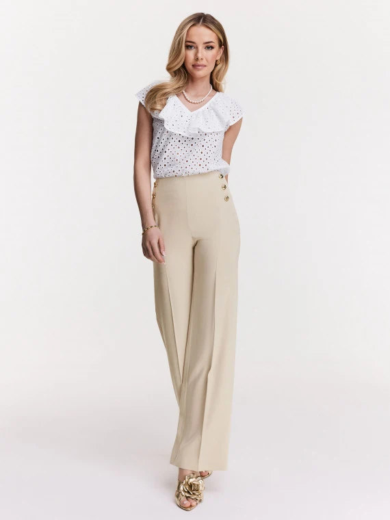 Beige pants with buttons at the pockets