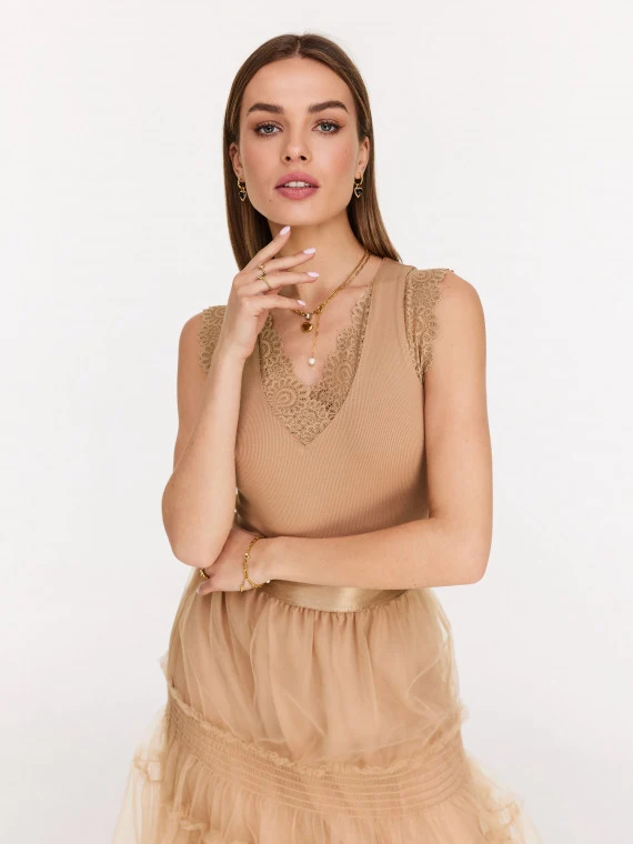 Blouse in a warm shade of beige with lace