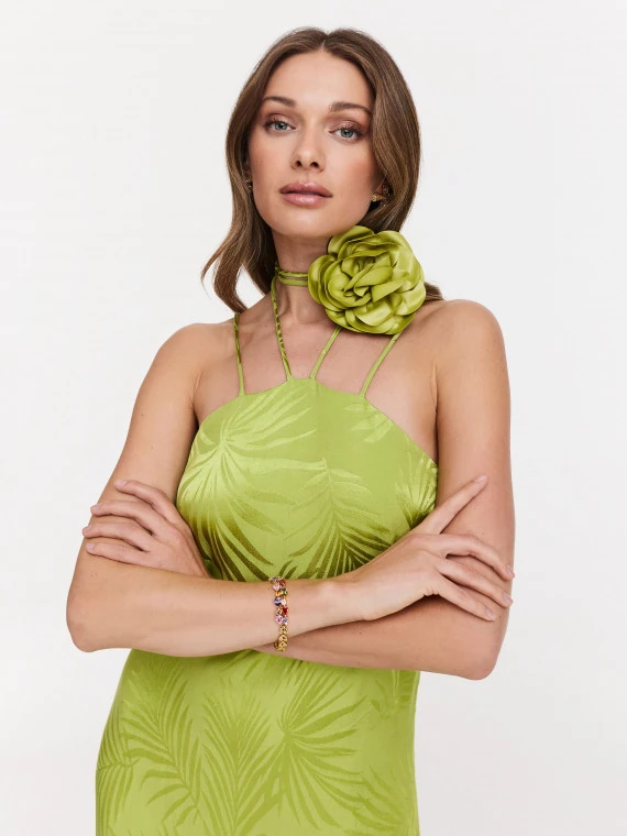 Zielona sukienka z roślinnym wzorem