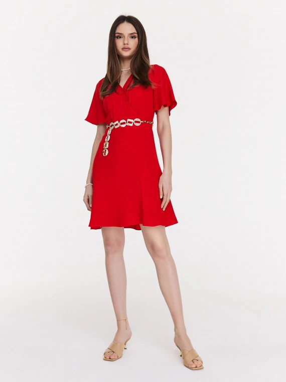Elegancka czerwona sukienka z kopertowym dekoltem