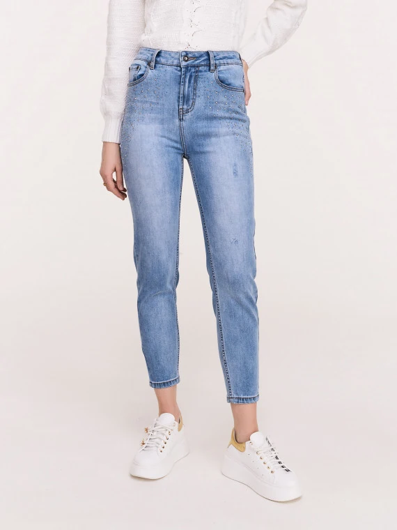 Przecierane jasne spodnie jeansowe zdobione dżetami