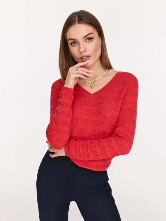 Czerwony ażurowy sweter z dekoltem V
