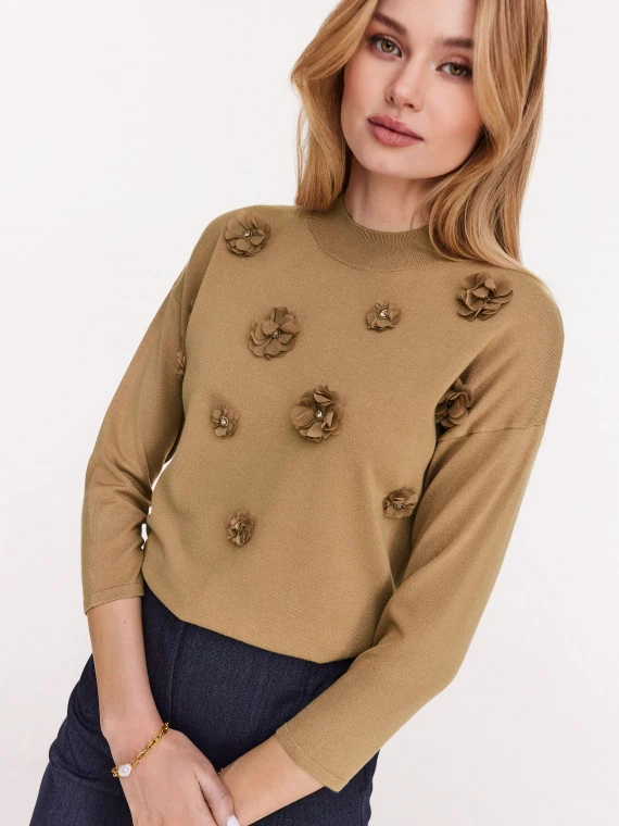 Karmelowy sweter z przestrzennymi kwiatami