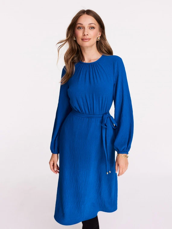 Niebieska sukienka z wiązaniem w talii