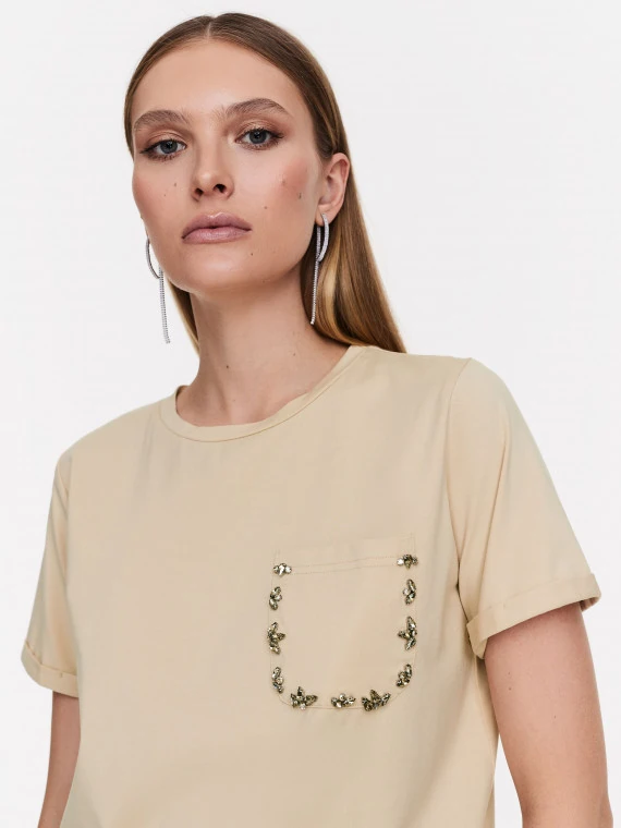 Beżowy T-shirt zdobiony kryształkami